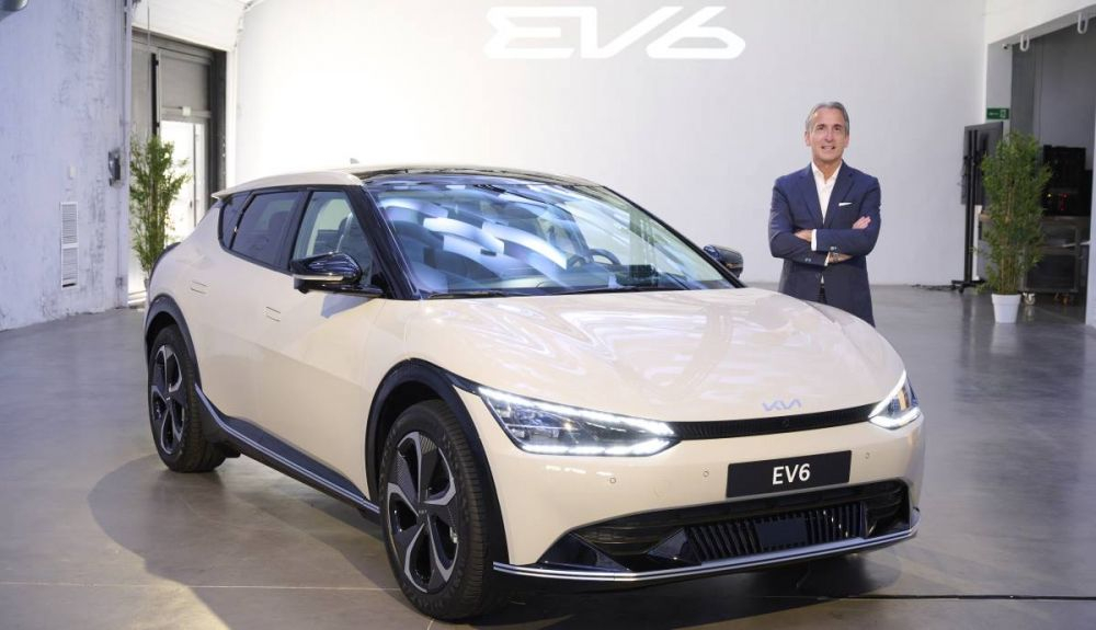 Emilio Herrera, CEO de Kia España junto al nuevo EV6