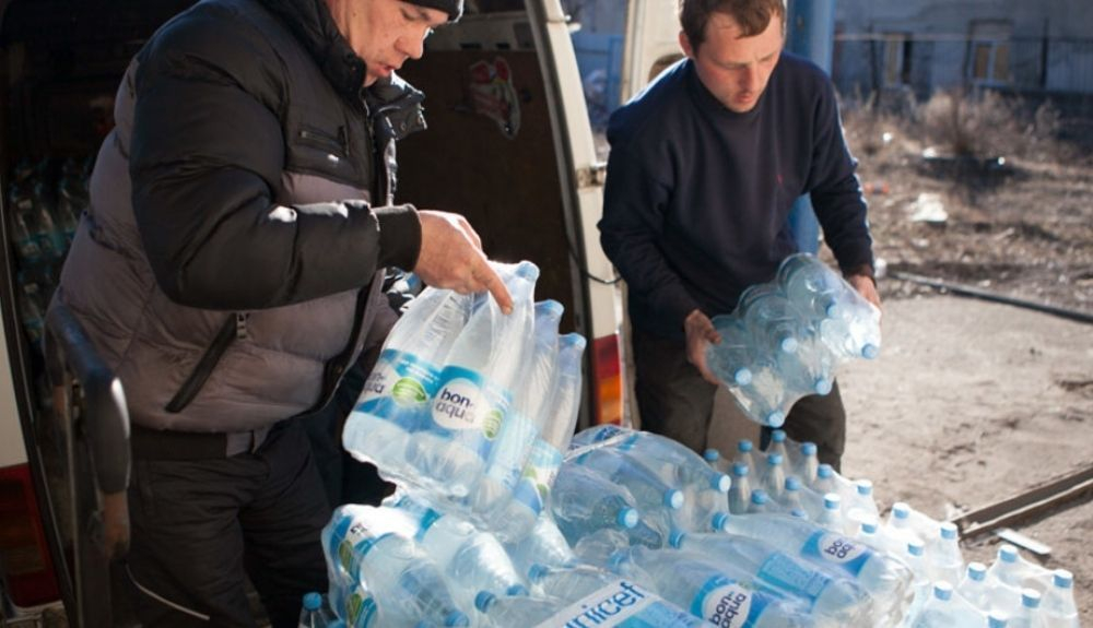 Suministros básicos como el agua potable son escasos en el este de Ucrania. Suministros básicos como el agua potable son escasos en el este de Ucrania.