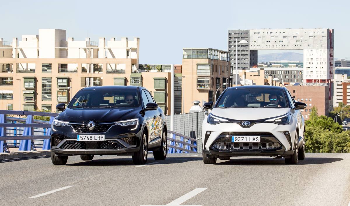 Renault Arkana E Tech vs Toyota C HR 2
