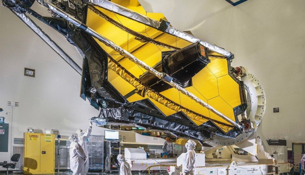 El telescopio espacial James Webb se pliega para su lanzamiento, que será en unos días.