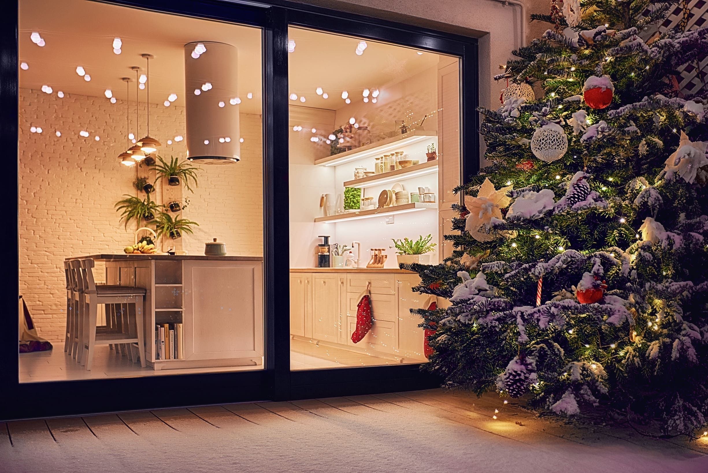 El ahorro en la factura de la luz es una preocupación muy común en Navidad.