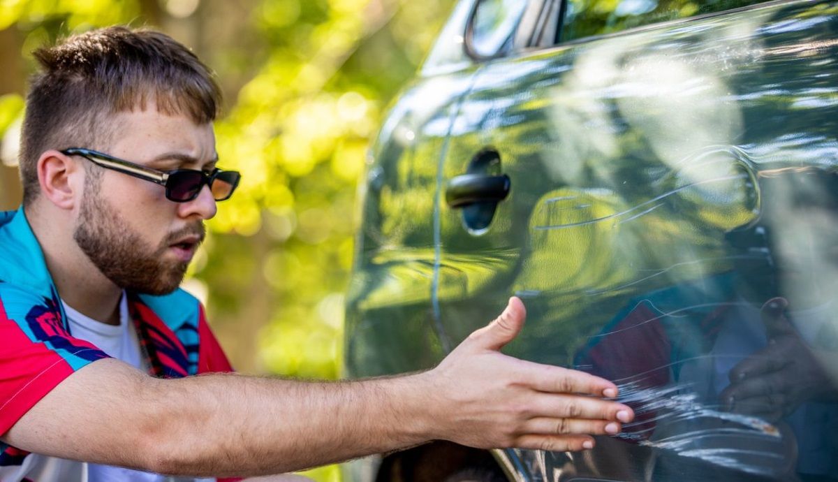 Qué hacer si te rayan el coche o te dan un golpe estando aparcado para no pagar tú el desperfecto