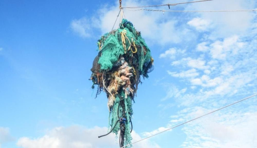 Las redes de pescar desechadas son casi la mitad de la basura hallada en La Gran Mancha de Basura del Pacífico. Las redes de pescar desechadas son casi la mitad de la basura hallada en La Gran Mancha de Basura del Pacífico.