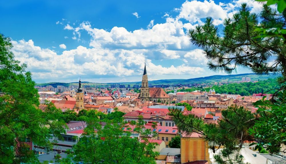 Vista aérea con la torre de la iglesia de San Miguel, la iglesia de estilo gótico más grande de Cluj Napoca. Vista aérea con la torre de la iglesia de San Miguel, la iglesia de estilo gótico más grande de Cluj Napoca.