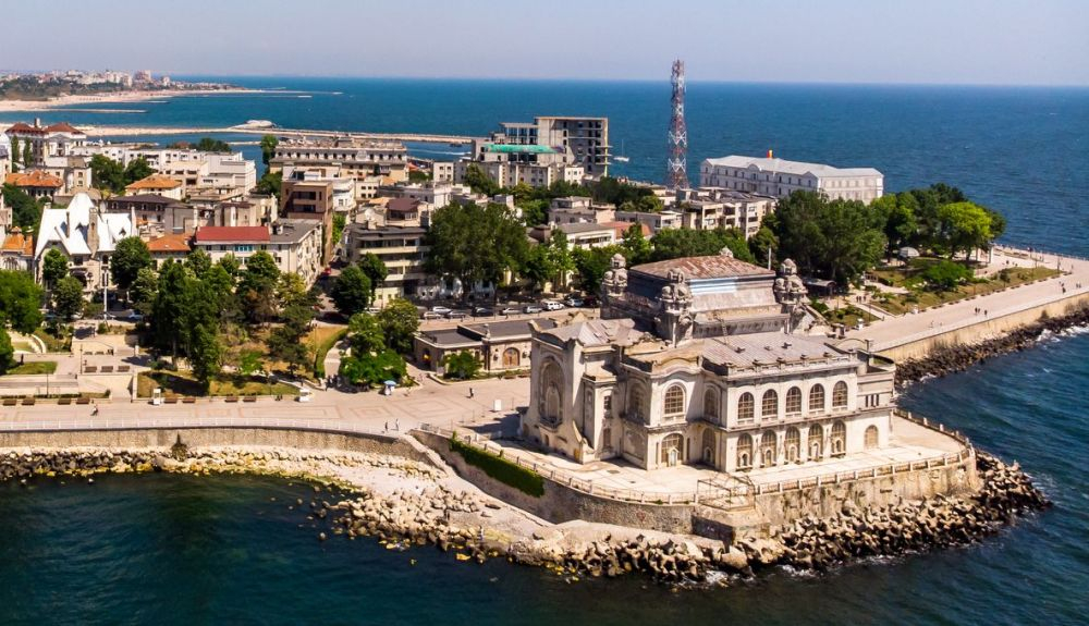 Vista aérea del antiguo edificio del Casino en Constanta, junto al Mar Negro. Vista aérea del antiguo edificio del Casino en Constanta, junto al Mar Negro.