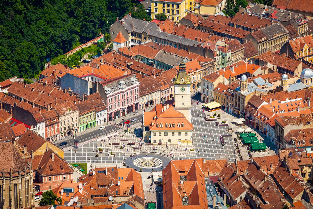 Vista aérea de Brasov, una de las ciudades más bellas de Rumanía.