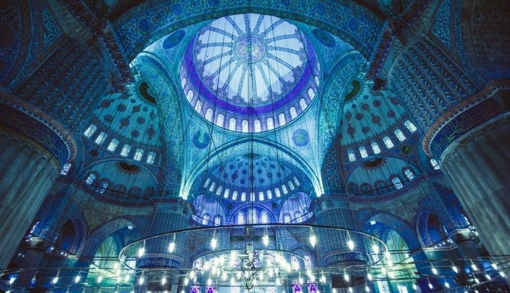 Esta mezquita cuenta concon una enorme cúpula central de 27 metros de ancho.