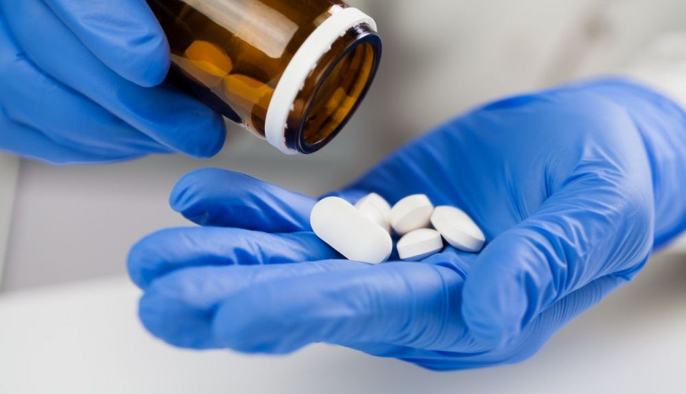 Los nuevos medicamentos antivirales requieren que las personas los tomen dentro de los tres a cinco días posteriores al desarrollo de los síntomas. Los nuevos medicamentos antivirales requieren que las personas los tomen dentro de los tres a cinco días posteriores al desarrollo de los síntomas.