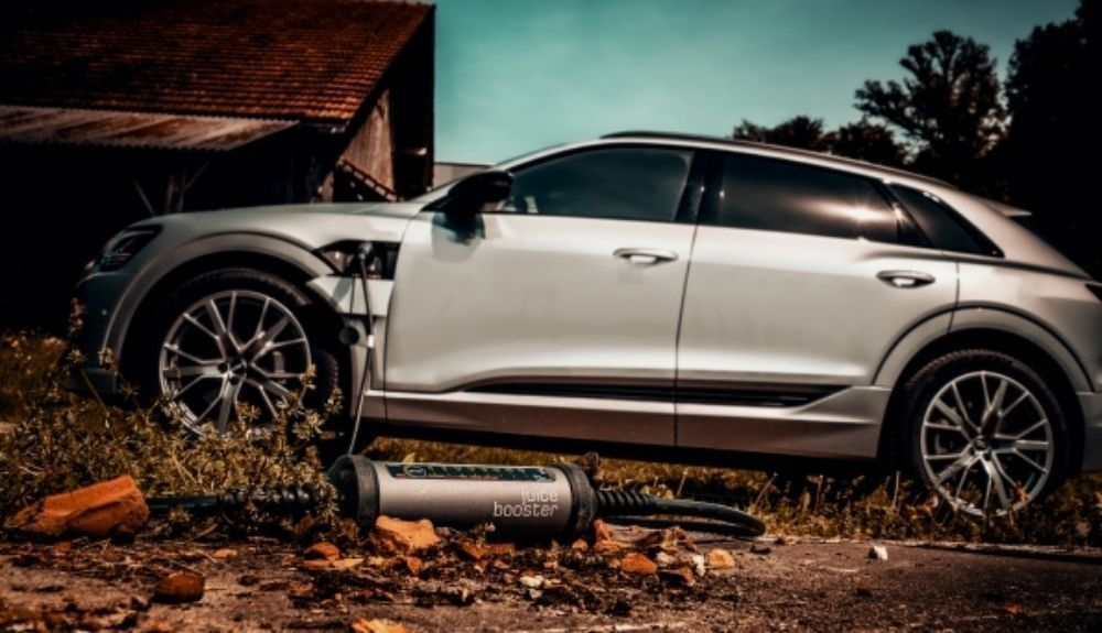 Con Juice Booster, se puede recargar la batería del coche en cualquier lugar que cuente con una toma de corriente. Con Juice Booster, se puede recargar la batería del coche en cualquier lugar que cuente con una toma de corriente.