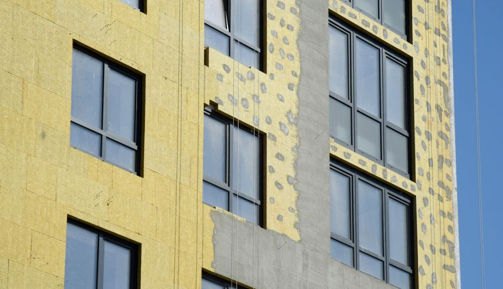 Aislamiento térmico de un edificio de apartamentos. La lana mineral forma una barrera que protege los elementos constructivos del fuego. Aislamiento térmico de un edificio de apartamentos. La lana mineral forma una barrera que protege los elementos constructivos del fuego.