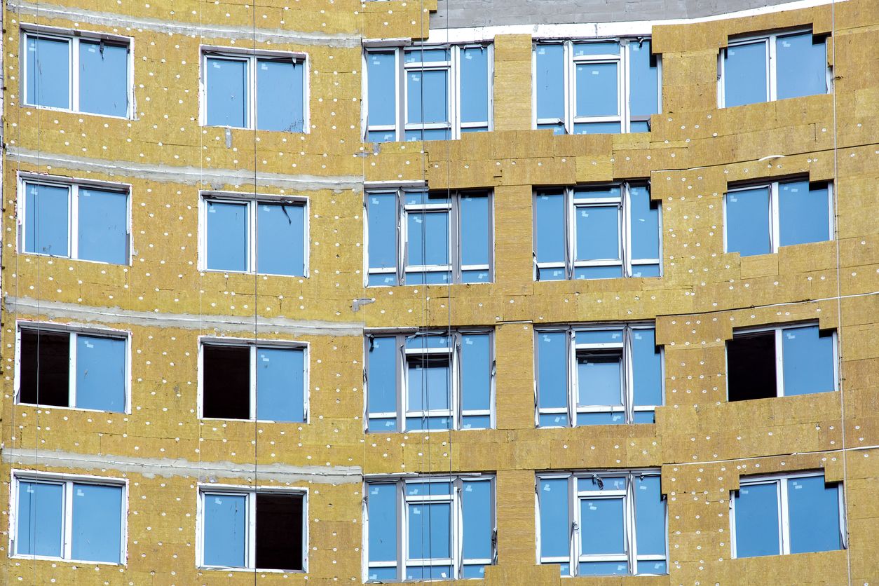 Fachada de un edificio con aislamiento de lanas minerales.