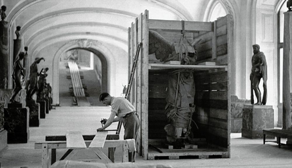 Jacques Jaujard salvó de los nazis centenares de obras de arte del Museo del Louvre. Jacques Jaujard salvó de los nazis centenares de obras de arte del Museo del Louvre.
