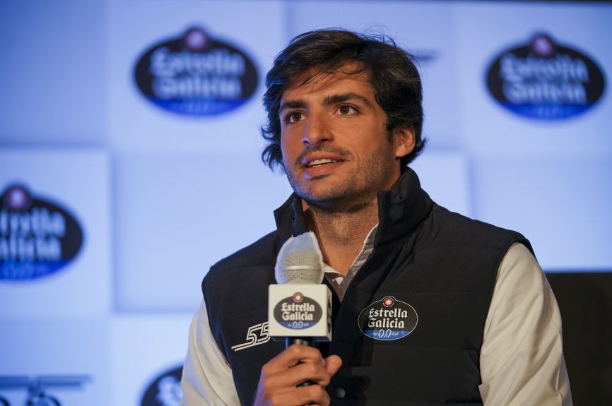 Carlos Sainz contento en el evento de fin de año de Estrella Galicia 0,0