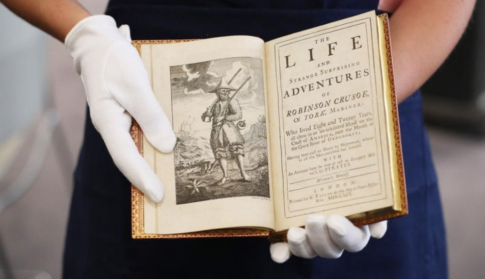 Una primera edición original del libro Robinson Crusoe del autor inglés Daniel Defoe. Una primera edición original del libro Robinson Crusoe del autor inglés Daniel Defoe.