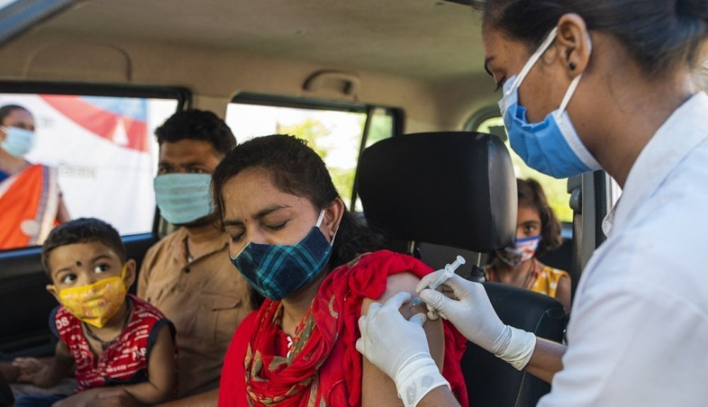 Una mujer recibe su primera dosis de la vacuna COVID 19 en Jhabua, Madhya Pradesh, India.