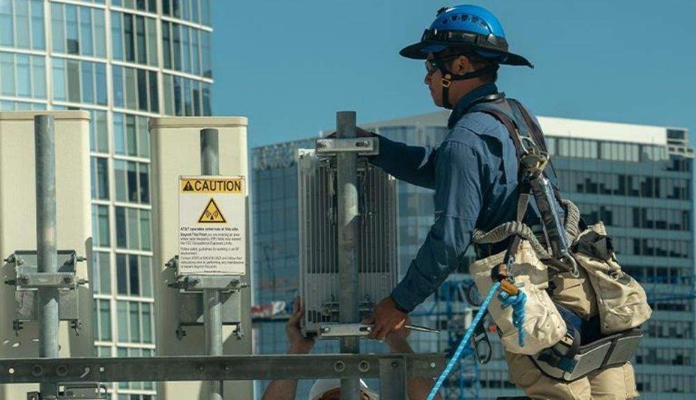 Un trabajador instala una antena 5G