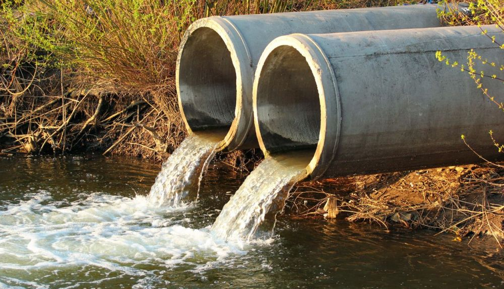 El agua contaminada vertida en arroyos y ríos propagan estas sustancias químicas tóxicas. El agua contaminada vertida en arroyos y ríos propagan estas sustancias químicas tóxicas.