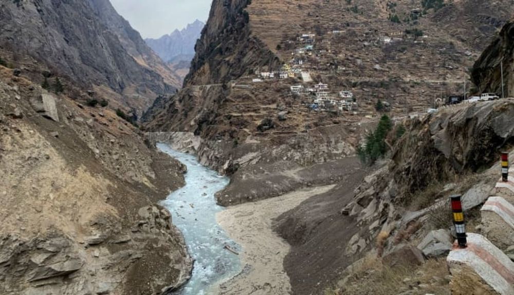 El agua fangosa fluye hacia el río Alaknanda, dos días después de que una parte de un glaciar del Himalaya se rompiera.