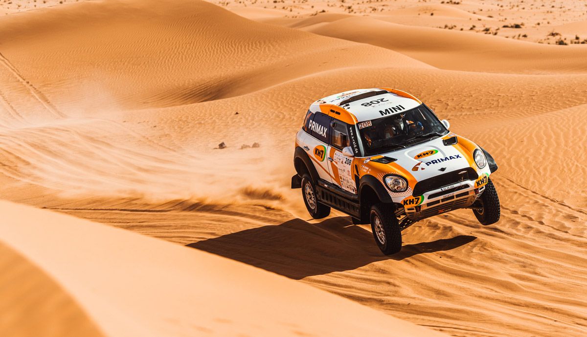 Laia Sanz debuta sobre cuatro ruedas en el Dakar con un Mini 4x4.