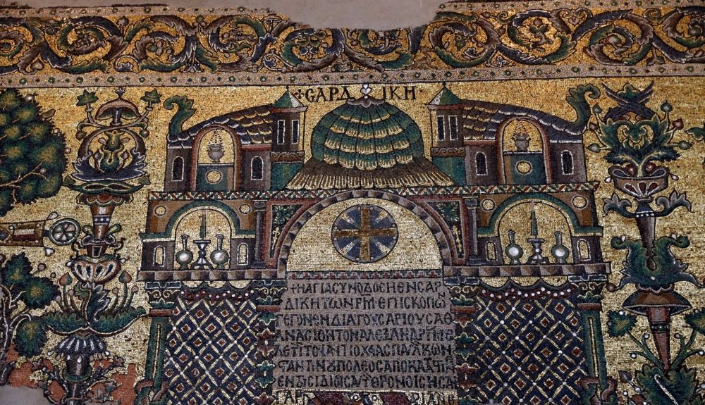 Detalles de un mosaico restaurado en una pared del interior de la iglesia. Detalles de un mosaico restaurado en una pared del interior de la iglesia.