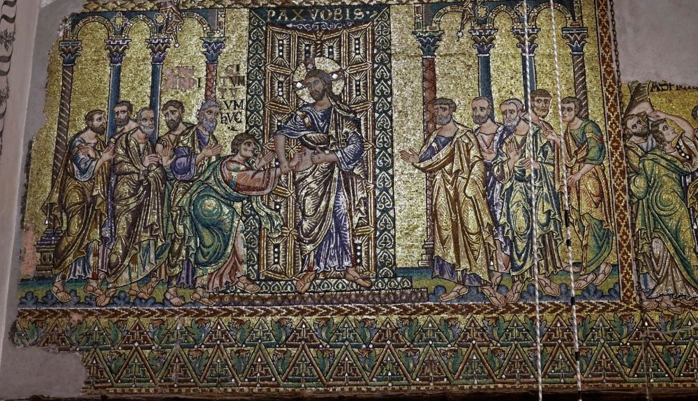 Un icono en un mosaico restaurado en el transepto de la iglesia de la Natividad. Un icono en un mosaico restaurado en el transepto de la iglesia de la Natividad.