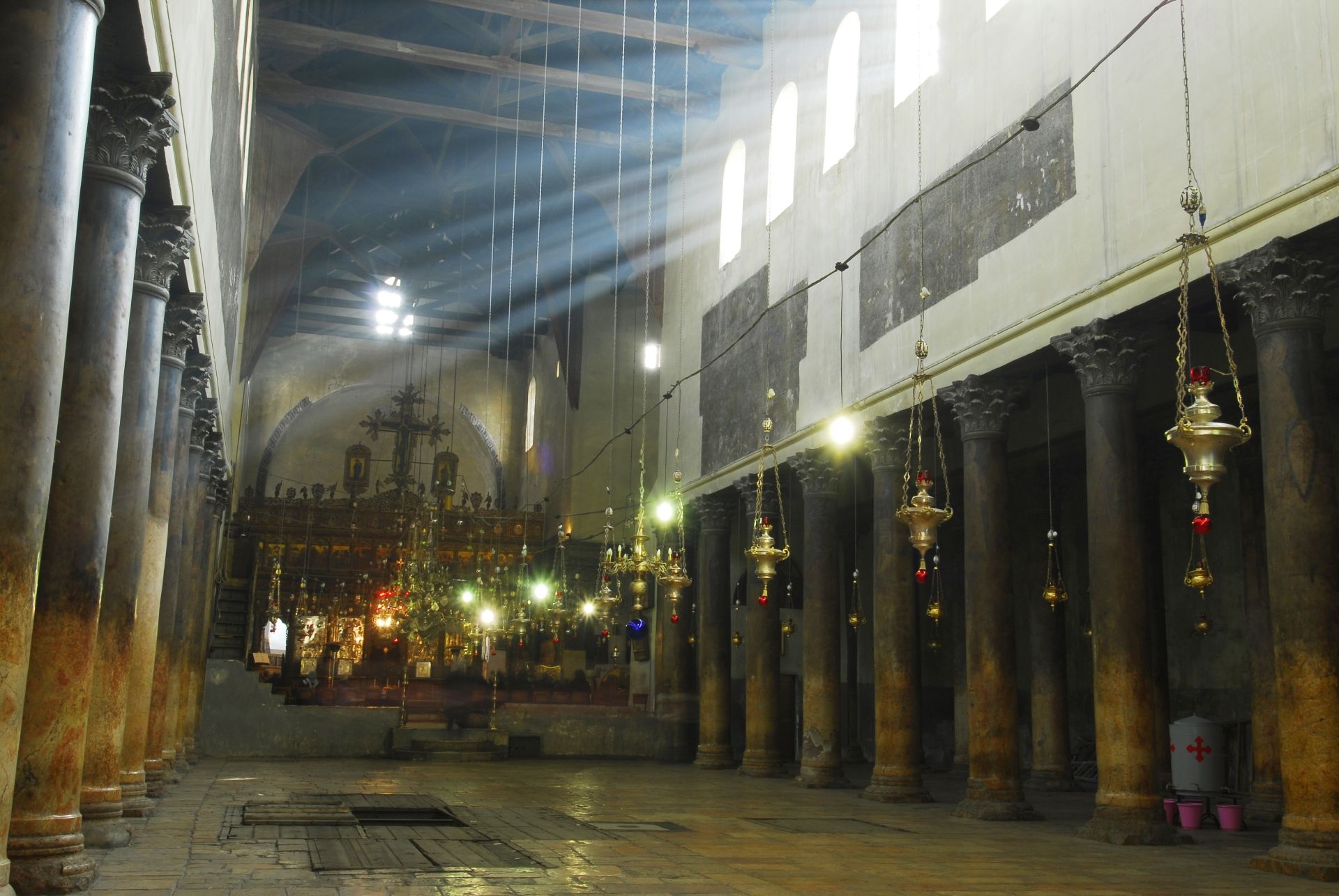 Una fotografía del interior  de la iglesia de la Natividad, en Belén, construida sobre el lugar donde nació Jesús de Nazaret.