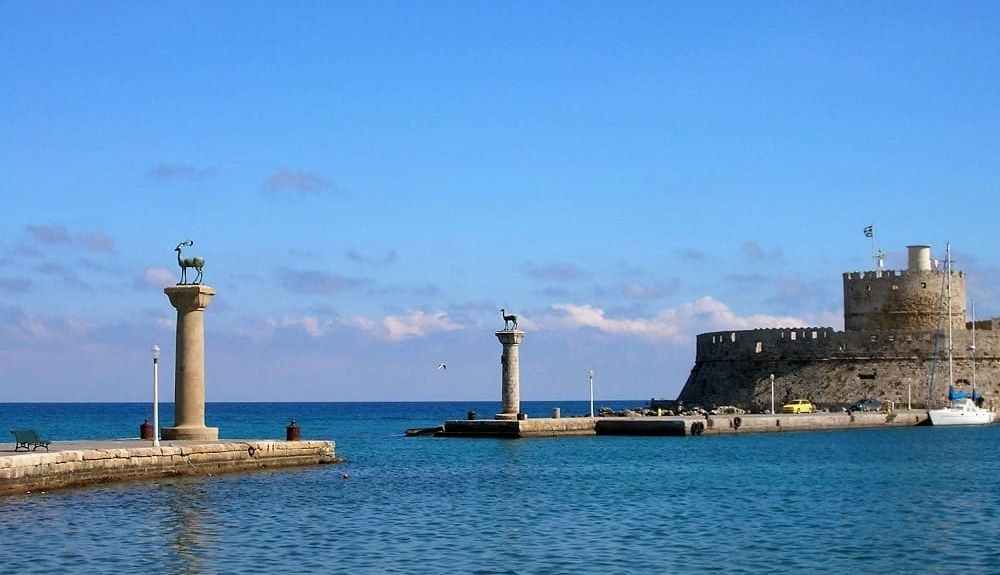 El Coloso de Rodas estaba a horcajadas en la entrada del puerto de la isla de Mandraki.