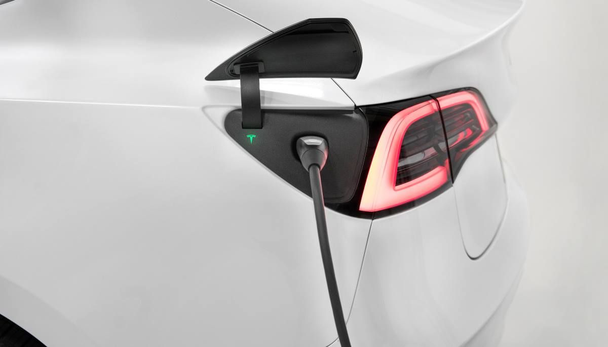 Tesla Model Y 4
