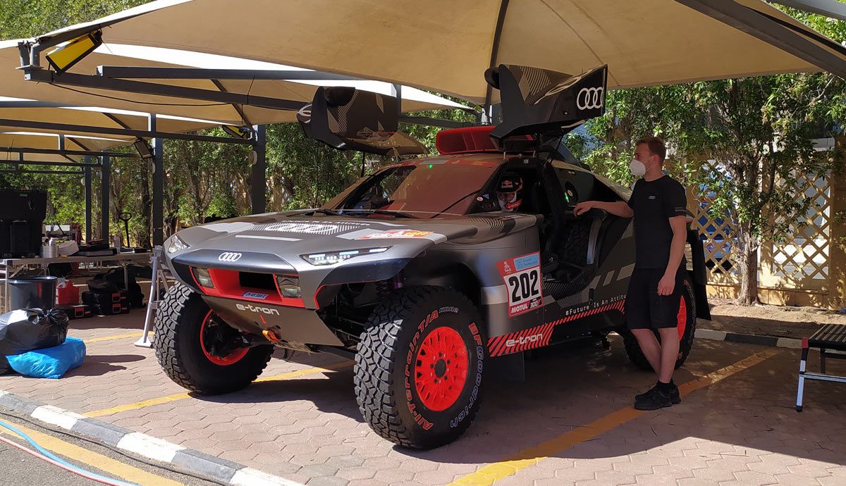 Charlamos con Carlos Sainz y Lucas Cruz antes del arranque del Rally Dakar 2022.
