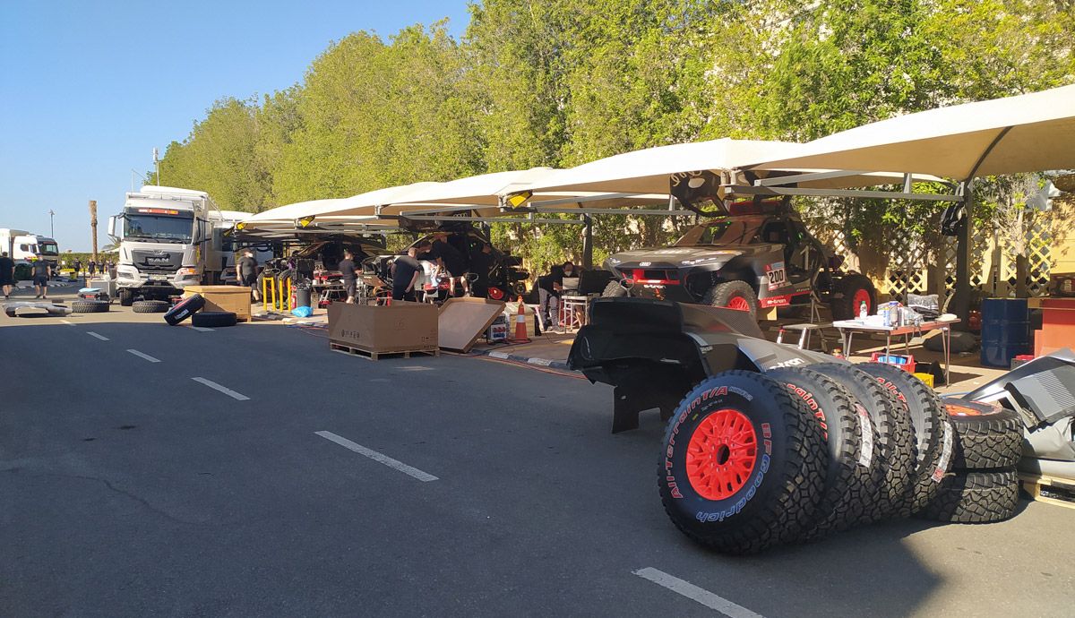 Parque cerrado de Audi previo al inicio del Rally Dakar 2022.