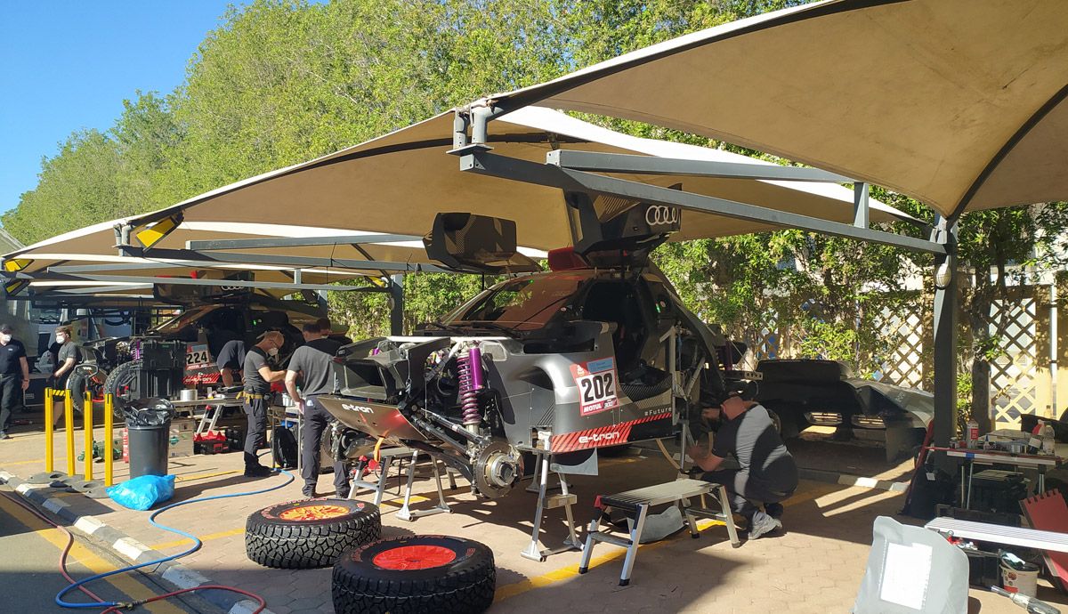 Parque cerrado de Audi previo al inicio del Rally Dakar 2022.