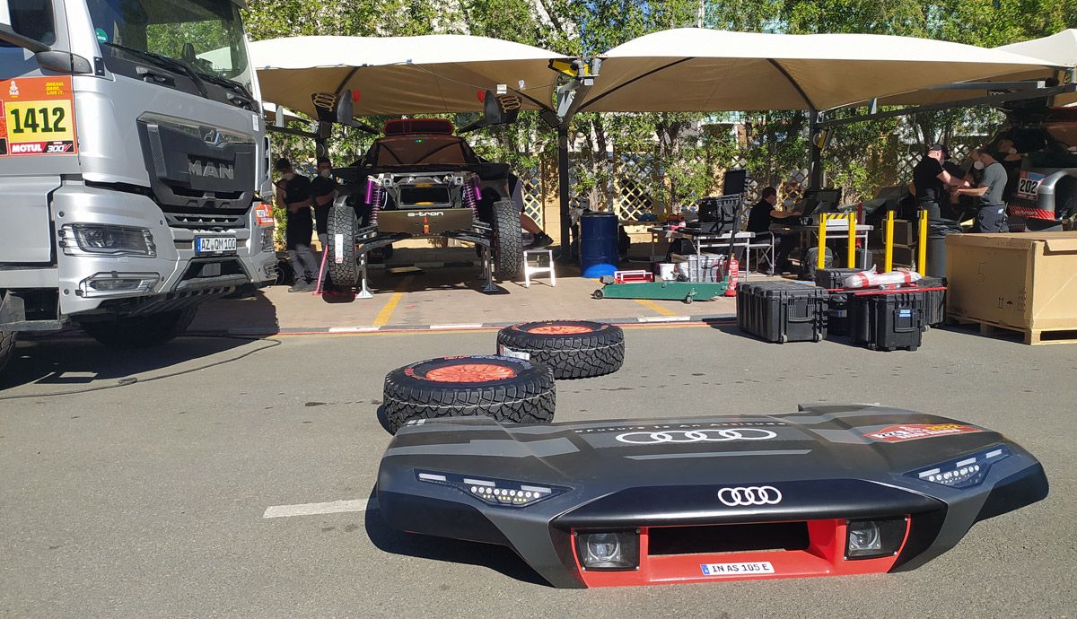 Parque cerrado de Audi previo al inicio del Rally Dakar 2022.