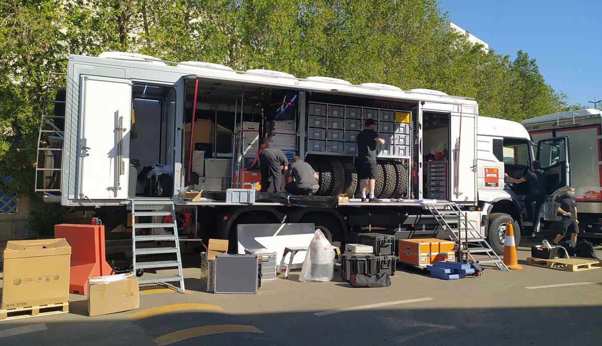 Parque cerrado de Audi previo al inicio del Rally Dakar 2022.