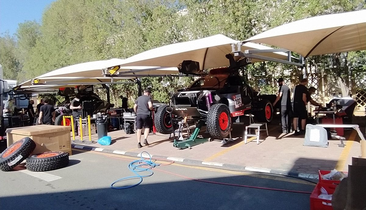 Parque cerrado de Audi previo al inicio del Rally Dakar 2022.