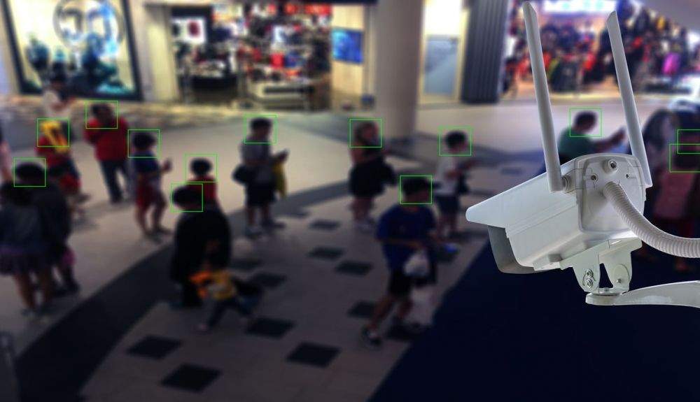 Esta tecnología combina cámaras con programas de inteligencia artificial para capturar expresiones faciales, lenguaje corporal, entonación vocal y otras señales.