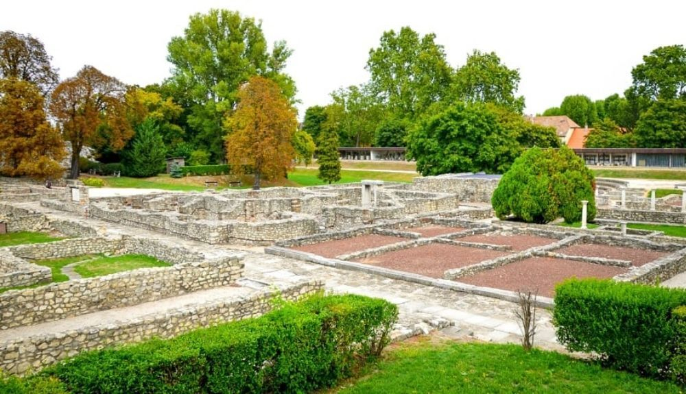Ruinas de esta antigua ciudad, que originalmente fue la capital de la provincia romana de Panonia. Ruinas de esta antigua ciudad, que originalmente fue la capital de la provincia romana de Panonia.