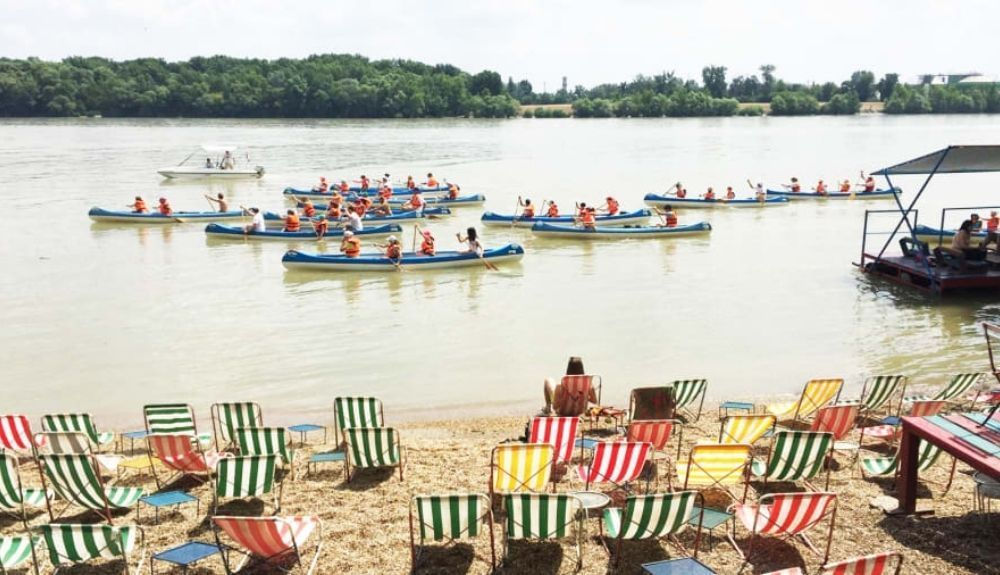 Romai part es un tramo de la orilla del Danubio que cuenta con una amplia selección de restaurantes. Romai part es un tramo de la orilla del Danubio que cuenta con una amplia selección de restaurantes.