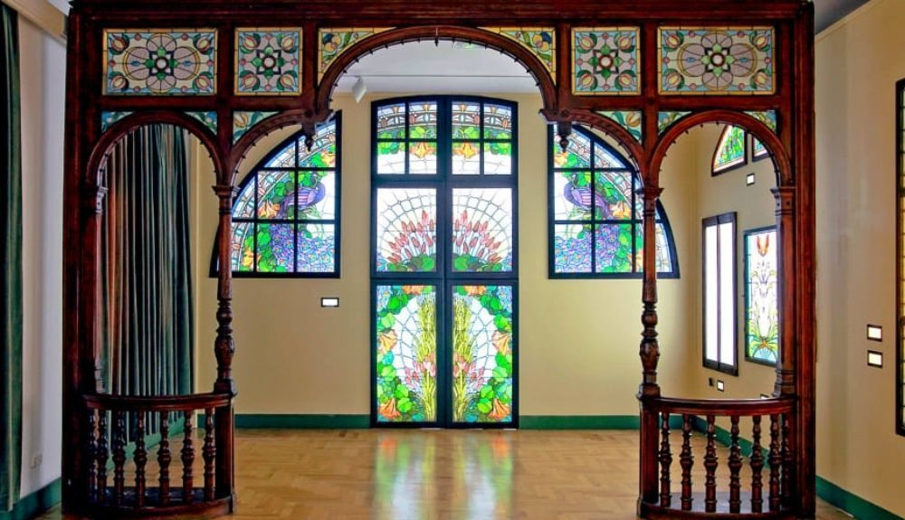 Miska Róth Memorial House tiene una increíble colección de mosaicos, vidrio y muebles, que transporta a los visitantes a la atmósfera de principios del siglo XX. Miska Róth Memorial House tiene una increíble colección de mosaicos, vidrio y muebles, que transporta a los visitantes a la atmósfera de principios del siglo XX.