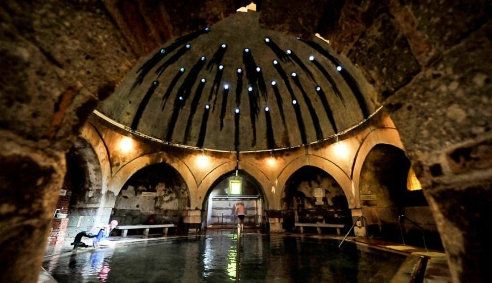 Baños de Király,uno de los únicos baños turcos originales que quedan construidos de la ocupación otomana de Hungría en el siglo XVI. Baños de Király,uno de los únicos baños turcos originales que quedan construidos de la ocupación otomana de Hungría en el siglo XVI.