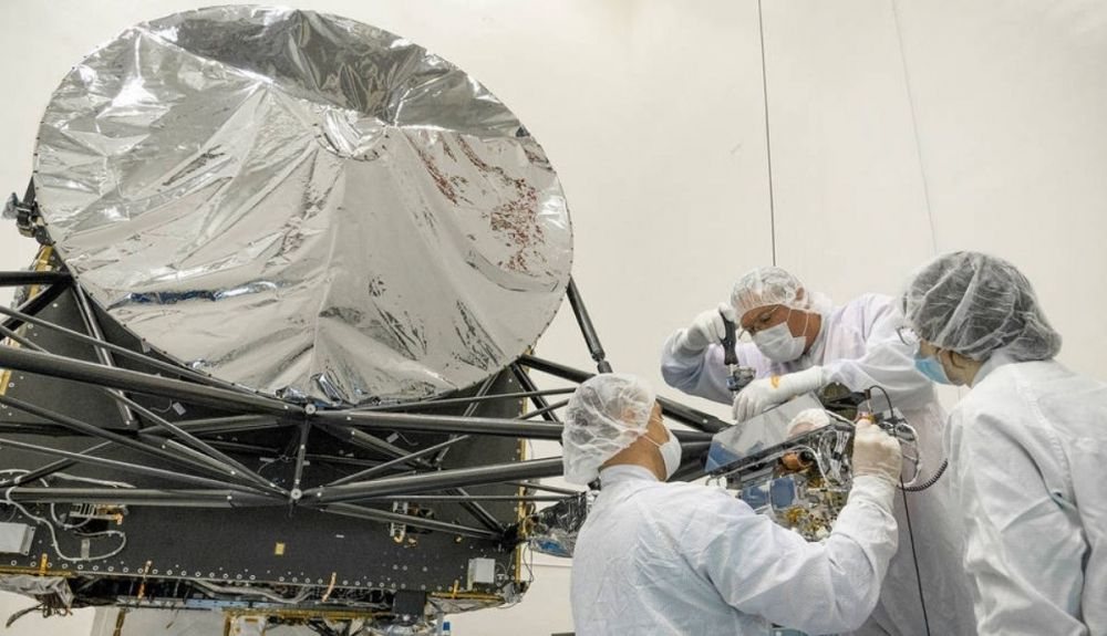 En el Laboratorio de Propulsión a Chorro de la NASA, los ingenieros integran un espectrómetro de neutrones y rayos gamma en la nave espacial Psyche. En el Laboratorio de Propulsión a Chorro de la NASA, los ingenieros integran un espectrómetro de neutrones y rayos gamma en la nave espacial Psyche.