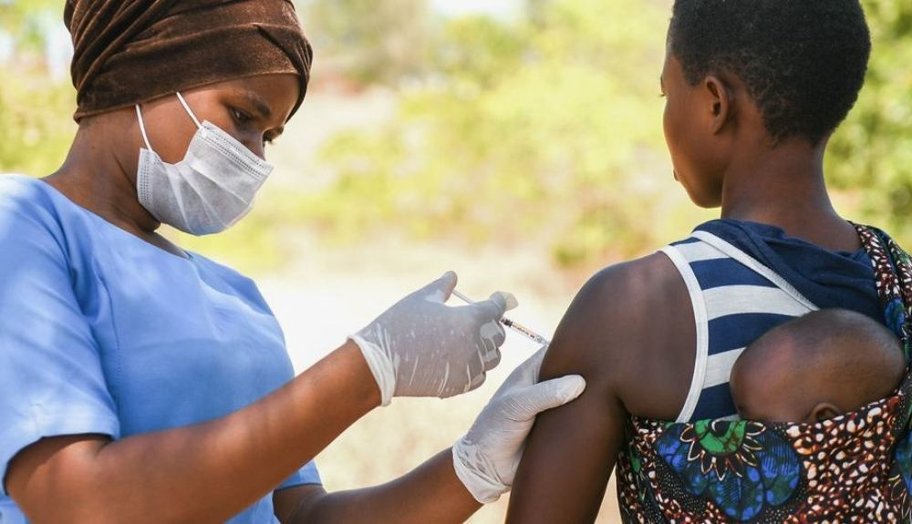 Una mujer recibe la vacuna contra la Covid 19 en Malawi.