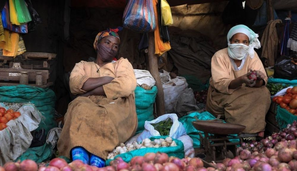 Vendedoras de verduras en un mercado de Addis Abeba, Etiopía, duranter la pandemia.