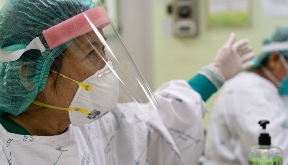 Trabajadores con equipo de protección personal en un hospital de Tailandia. Trabajadores con equipo de protección personal en un hospital de Tailandia.