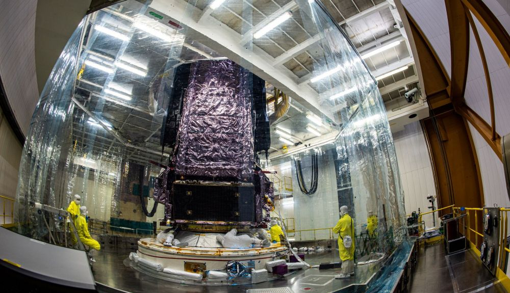 El telescopio Webb. colocado dentro del cohete que lo trasladó al espacio.
