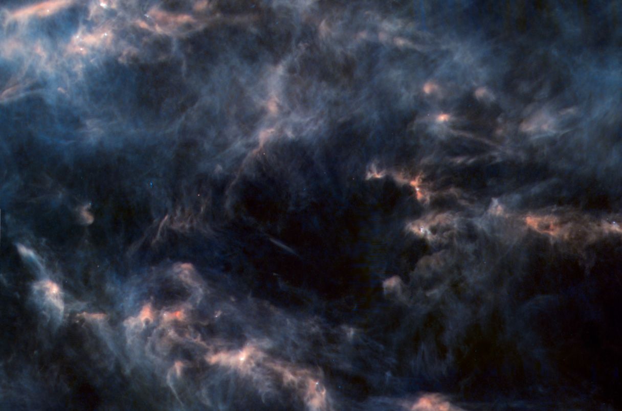 El polvo en la Nube Molecular de Tauro traza densas regiones de gas donde se forman las estrellas.