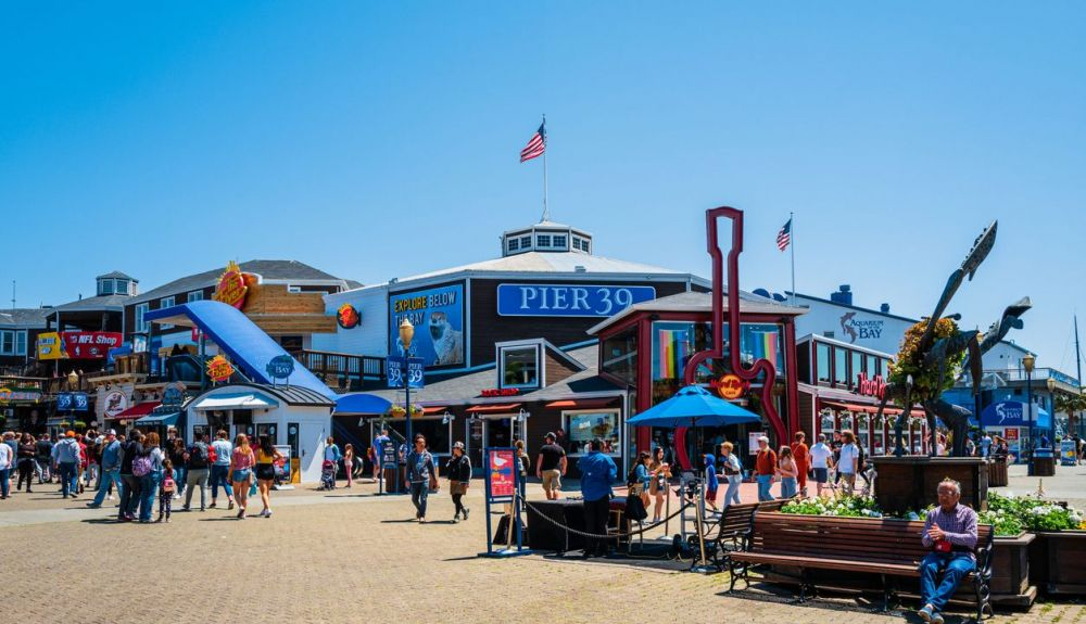 Pier 39 es un famoso lugar turístico en el área de San Francisco y generalmente está lleno de gente durante el fin de semana. Pier 39 es un famoso lugar turístico en el área de San Francisco y generalmente está lleno de gente durante el fin de semana.