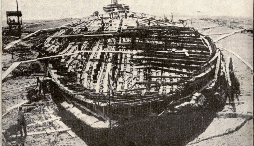 Los trabajadores recuperaron dos de las barcazas de placer de Calígula a principios de la década de 1930. Los trabajadores recuperaron dos de las barcazas de placer de Calígula a principios de la década de 1930.