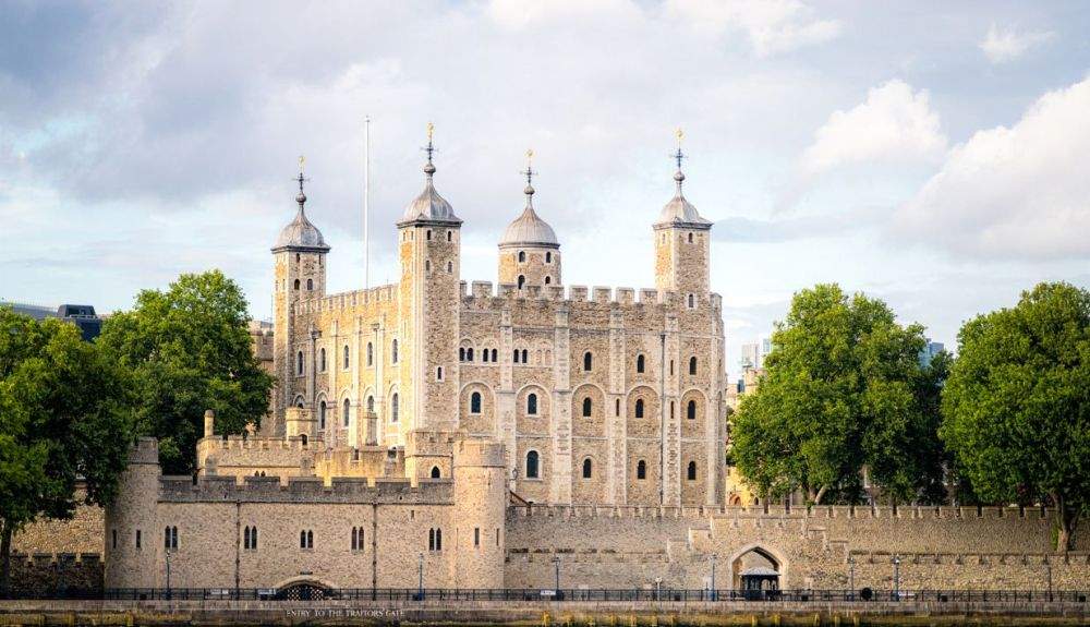 Una vista de la Torre de Londres desde el otro lado del Támesis.