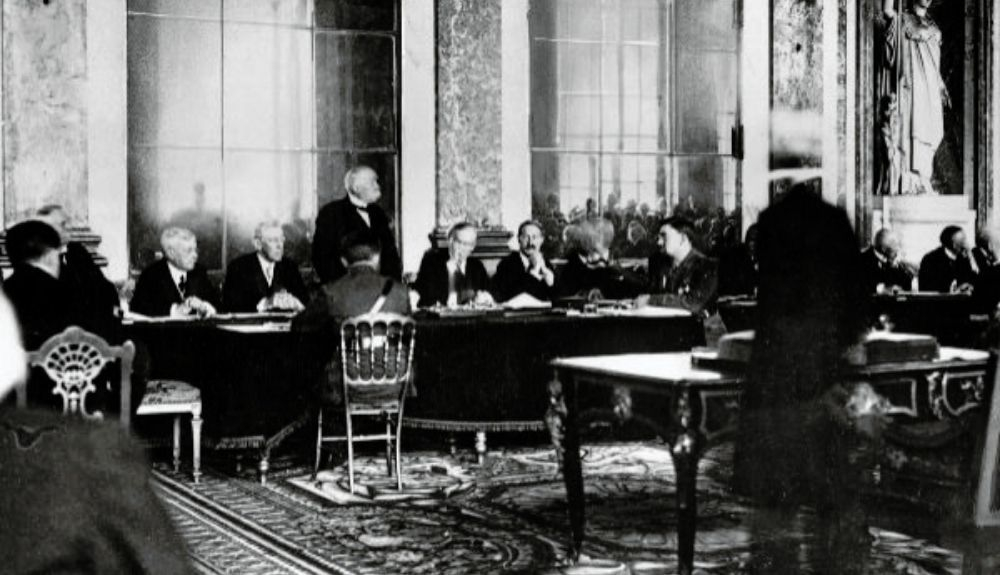 Uno de los momentos de la firma del Tratado de Versalles.