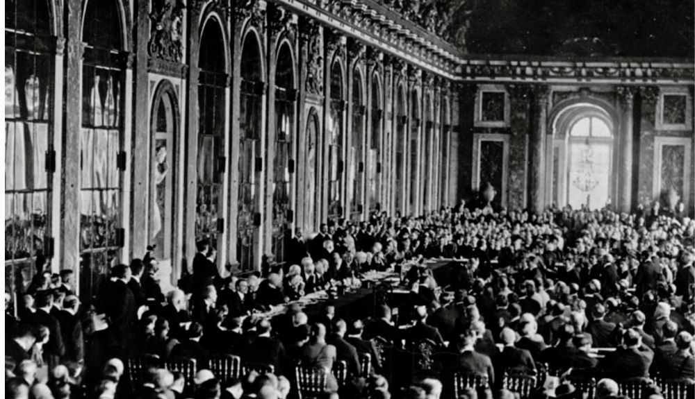 El tratado que puso fin a la Primera Guerra Mundial se firmó en el Salón de los Espejos del Palacio de Versalles.